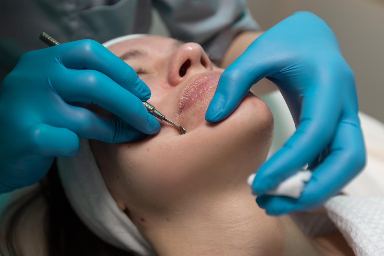 หนึ่งในวิธีที่คนนิยมทำกันมากที่สุดก็คือการกดสิว ฉีดสิว แต่ก็ยังมีอีกหลายคนที่ยังลังเล กลัวเจ็บ กลัวเป็นรอย